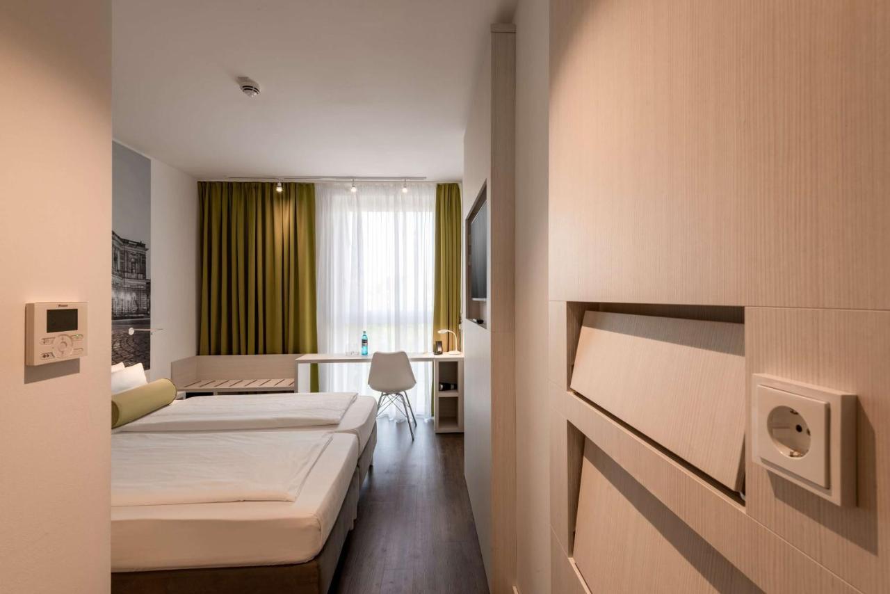 Super 8 By Wyndham Hotel